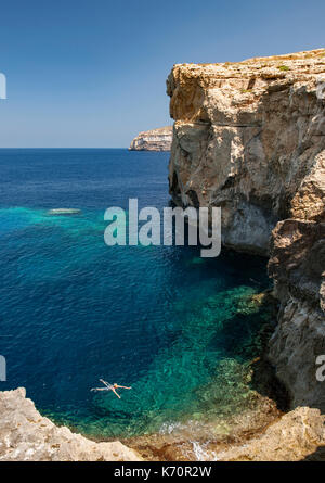 Ancien site de la fenêtre d'Azur rock arch près de Dwejra Bay, sur la côte de l'île de Gozo à Malte. Banque D'Images