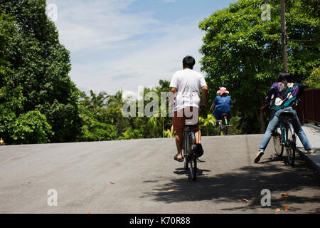Les gens d'affaires de promenade et location au Sri nakhon khuean khan park et le jardin botanique ou khung Bang Kachao park le 9 août 2017 à p Banque D'Images