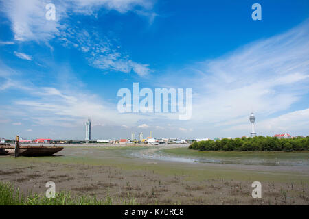 Attendre l'arrêt navire logistique niveau d'eau jusqu'à l'estuaire de la rivière Chao Phraya à amphoe phra samut chedi le 9 août 2017 à Talca, Thaïlande Banque D'Images