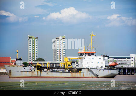 Attendre l'arrêt navire logistique niveau d'eau jusqu'à l'estuaire de la rivière Chao Phraya à amphoe phra samut chedi le 9 août 2017 à Talca, Thaïlande Banque D'Images