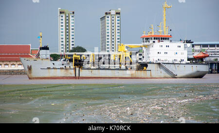 Attendre l'arrêt navire logistique niveau d'eau jusqu'à l'estuaire de la rivière Chao Phraya à amphoe phra samut chedi le 9 août 2017 à Talca, Thaïlande Banque D'Images