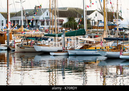 Bateau en bois Afficher Port Townsend, bateau à voile dans le port de plaisance, Point Hudson. Banque D'Images