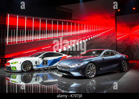 Francfort, Allemagne. 12 septembre 2017. International Motor Show 2017 (IAA, internationale Automobil-Ausstellung), Journée de la presse: BMW M8 GTE (à gauche) et nouveau BMW 8 concept coupé (à droite), première mondiale. Crédit: Christian Lademann Banque D'Images