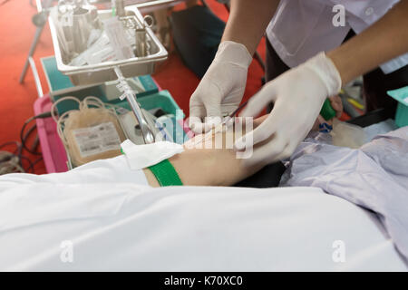 Infirmière recevoir du sang de don de sang à l'hôpital. Banque D'Images