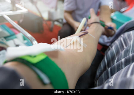 Infirmière recevoir du sang de don de sang à l'hôpital. Banque D'Images