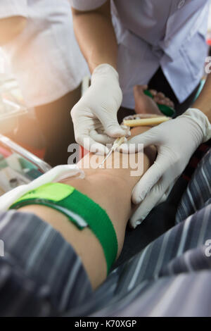 Infirmière recevoir du sang de don de sang à l'hôpital. Banque D'Images