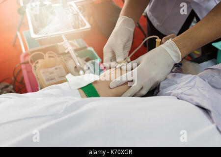 Infirmière recevoir du sang de don de sang à l'hôpital. Banque D'Images