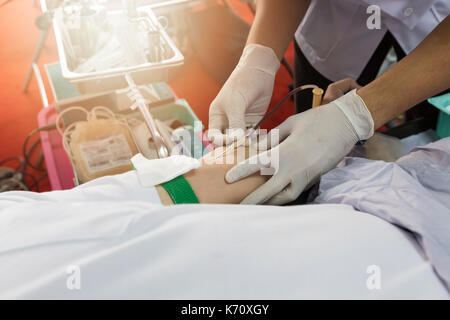 Infirmière recevoir du sang de don de sang à l'hôpital. Banque D'Images