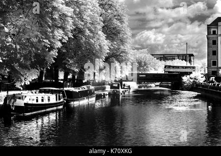 Image infrarouge de Kennet and Avon Canal dans la lecture, Berks Banque D'Images