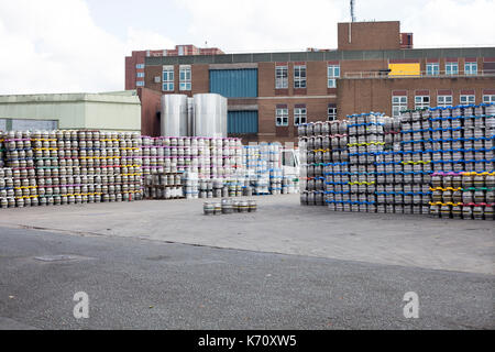 Kegs stockés dans la brasserie. Banque D'Images