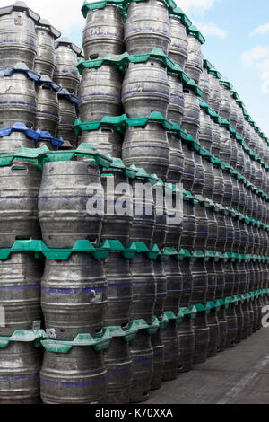 Kegs stockés dans la brasserie. Banque D'Images