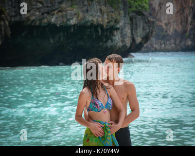 Couple aimant en maillot embrassant sur la plage de Phuket, Thailande. Banque D'Images