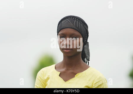 Superbe portrait de beauté noire africaine en plein air avec des vêtements africains typiques voilée Banque D'Images