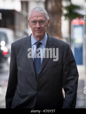 Sir Martin moore-bick, président de l'enquête publique grenfell arrive à la haute cour de Londres, qu'il prononcera sa déclaration d'ouverture de la première audience publique de la sonde litigieuses le jeudi. Banque D'Images