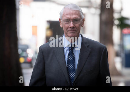 Sir Martin moore-bick, président de l'enquête publique grenfell arrive à la haute cour de Londres, qu'il prononcera sa déclaration d'ouverture de la première audience publique de la sonde litigieuses le jeudi. Banque D'Images