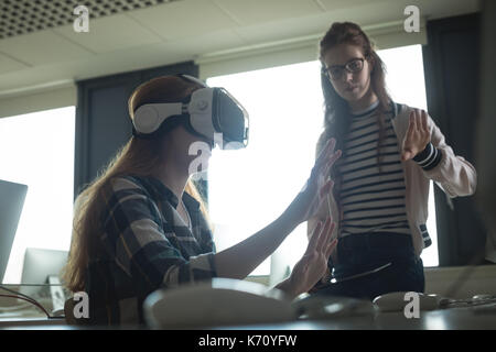 L'expérience d'amis casque de réalité virtuelle dans l'université Banque D'Images