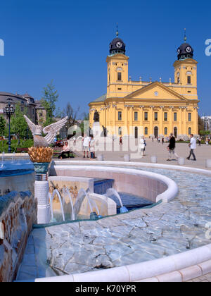 Debrecen, Hongrie. Grande Église calviniste / grande église réformée (néo classique - 1823) à l'extrémité nord de la Place Kossuth Tér (fontaine) Banque D'Images