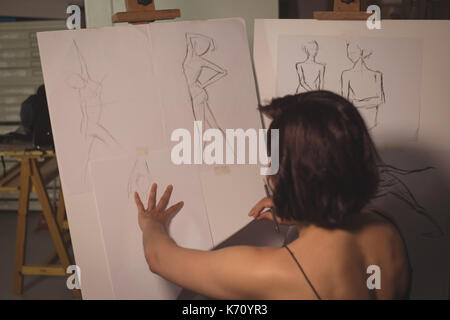 Artiste féminine un croquis dessin sur toile dans art studio Banque D'Images