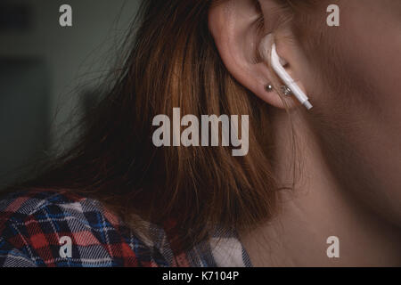 Close-up of woman listening to music Banque D'Images