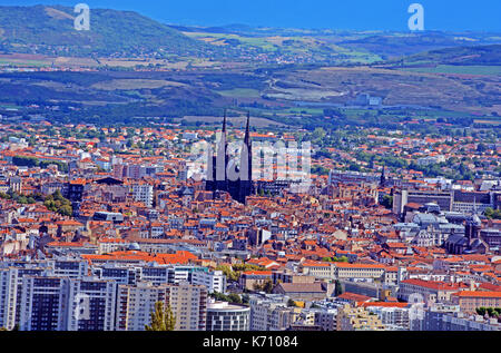 Vue aérienne sur la ville de Clermont-Ferrand, Auvergne, Massif-Central, France Banque D'Images