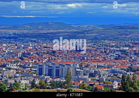 Vue aérienne sur la ville de Clermont-Ferrand, Auvergne, Massif-Central, France Banque D'Images