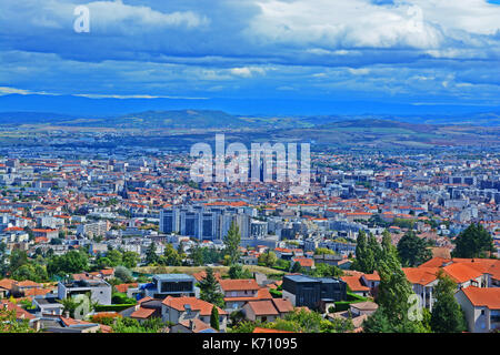 Vue aérienne sur la ville de Clermont-Ferrand, Auvergne, Massif-Central, France Banque D'Images