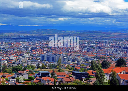 Vue aérienne sur la ville de Clermont-Ferrand, Auvergne, Massif-Central, France Banque D'Images