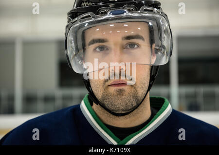 Close-up portrait de joueur de hockey sur glace masculin portant des chapeaux à rink Banque D'Images