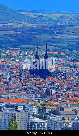 Vue aérienne sur la ville de Clermont-Ferrand, Auvergne, Massif-Central, France Banque D'Images