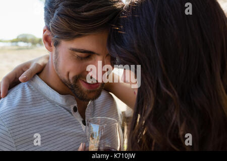 Close-up of romantic couple avec vin Banque D'Images