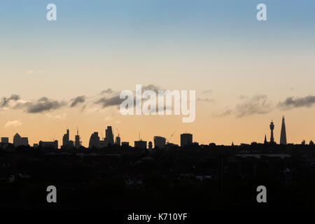 Vue sur les toits de Londres au petit matin. Les nuages bas au-dessus de l'hover shard et bt tower Banque D'Images