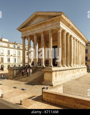 La France, Gard, Nîmes, la Maison Carrée, temple romain du premier siècle Banque D'Images