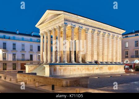 La France, Gard, Nîmes, la Maison Carrée, temple romain du premier siècle par nuit Banque D'Images