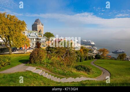 La ville de Québec, le pittoresque chemin du Roy de Québec, les plaines d'Abraham, le Parc des champs de bataille, l'arrondissement historique du Vieux Québec inscrite au Patrimoine Mondial de l'UNESCO, les remparts, le belvédère sur le fleuve Saint-Laurent et le célèbre Château Frontenac, ch, bateau de croisière Banque D'Images