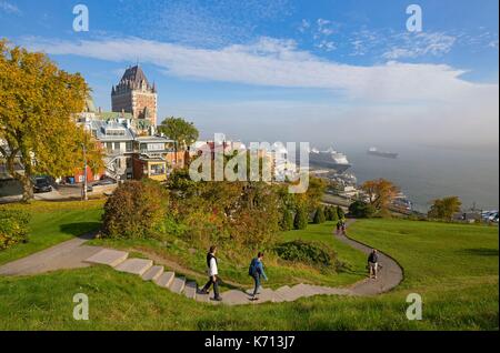 La ville de Québec, le pittoresque chemin du Roy de Québec, les plaines d'Abraham, le Parc des champs de bataille, l'arrondissement historique du Vieux Québec inscrite au Patrimoine Mondial de l'UNESCO, les remparts, le belvédère sur le fleuve Saint-Laurent et le célèbre Château Frontenac, ch, bateau de croisière Banque D'Images