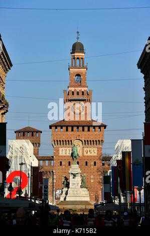 L'Italie, Lombardie, Milan, Castello Sforzesco (Château des Sforza), construit au 15ème siècle par le duc de Milan Francesco Sforza, Torre del Filarete, tour construite par l'architecte Antonio di Pietro Averlino (ou Averulino) également connu sous le nom de Filarete Banque D'Images