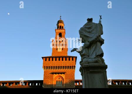 L'Italie, Lombardie, Milan, Castello Sforzesco (Château des Sforza), construit au 15ème siècle par le duc de Milan Francesco Sforza, statue de saint Jean Népomucène avec Torre del Filarete, tour construite par l'architecte Antonio di Pietro Averlino (ou Averulino) également connu sous le nom de Filarete Banque D'Images