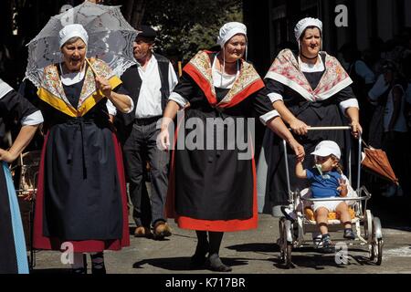 La France, l'Ariège, St Girons, autrefois le Couserans, scène de la vie rurale au cours des journées d'animations sur les anciens emplois d'antan dans le Couserans, défilé folklorique dans les rues de StGirons Banque D'Images