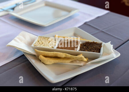 Spreads grecs - spicy pâte d'olive fabriqué à partir d'olives vertes et red hot chili pepper Banque D'Images