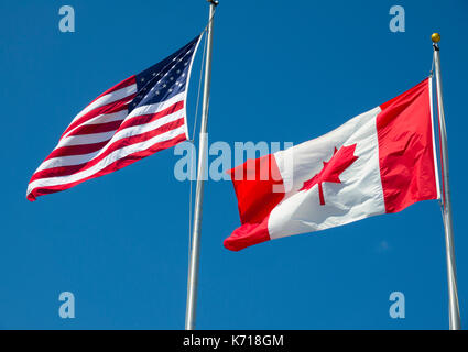 United States and Canadian flag flying ensemble côte à côte Banque D'Images