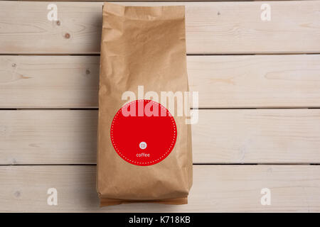 Big coffee pack papier sur table en bois. vue d'en haut. Banque D'Images