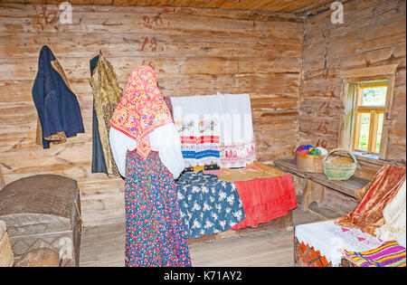 Suzdal, Russie - 1 juillet 2013 : l'exposition ethnographique en vieux bois izba de musée de l'architecture en bois et de la vie paysanne, le 1 juillet à Souzdal. Banque D'Images