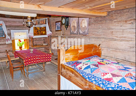 Suzdal, Russie - 1 juillet 2013 : l'intérieur d'une chambre à l'ancienne en bois izba de musée de l'architecture en bois et de la vie paysanne, le 1 juillet à Souzdal. Banque D'Images