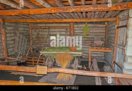 Suzdal, Russie - 1 juillet 2013 : l'ancienne grange à colombages d'outils agricoles, de foin et de paille, situé dans le musée de l'architecture en bois et de la vie paysanne, Banque D'Images