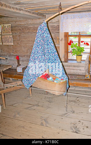 Suzdal, Russie - 1 juillet 2013 : l'intérieur de la vieille maison à colombage avec berceau suspendu avec auvent, l'architecture en bois et le musée de la vie paysanne, le 1 juillet Banque D'Images