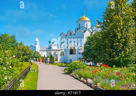 Suzdal, Russie - 1 juillet 2013 : La promenade le long du jardin de monastère d'intercession avec vue sur la cathédrale principale et le réfectoire avec conception graphique Banque D'Images