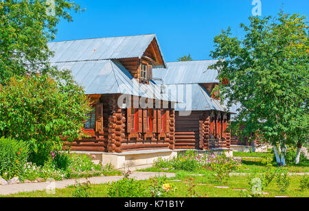 Les cellules des religieuses dans les maisons de souzdal intercession monastère sont entourés avec vue panoramique sur le jardin, plein de fleurs, la Russie. Banque D'Images