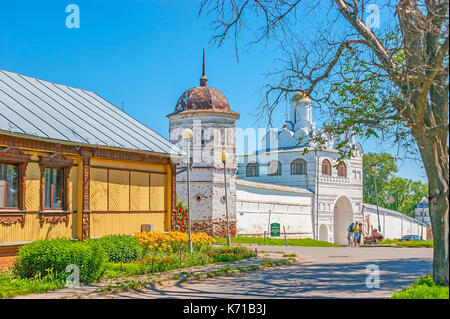 Suzdal, Russie - 1 juillet 2013 : La promenade le long de la rue avec vue sur le mur de la forteresse, tour, porte principale et la porte de l'église de l'annonciation intercess Banque D'Images