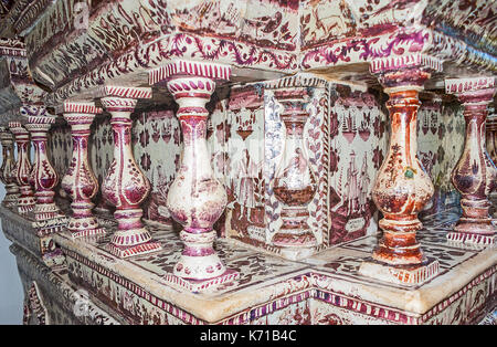 Suzdal, Russie - 1 juillet 2013 : sol carrelé type néerlandais historique dans un four de l'archevêque, Chambers (chambre) est décorée avec des détails peints et des piliers, Banque D'Images