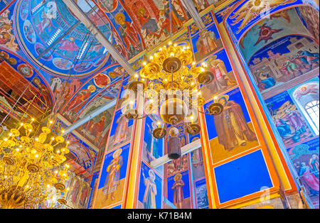 Suzdal, Russie - 1 juillet 2013 : les murs et le plafond de la nativité cathédrale de kremlin, tous la salle de prière est couverte d'icônes peintes, le 1 juillet à Banque D'Images